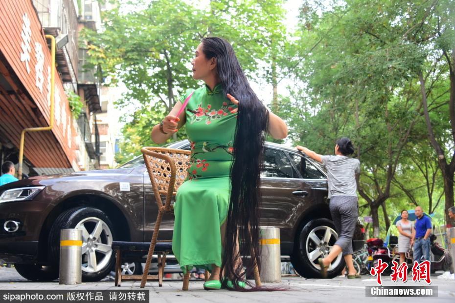 郑州女子25年未剪发 头发长近2米洗次头用半瓶洗发水