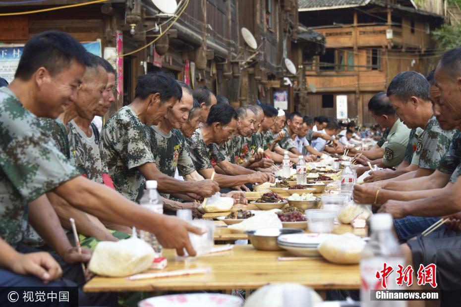 贵州从江邀请退伍军人摆长桌宴 庆建军90周年