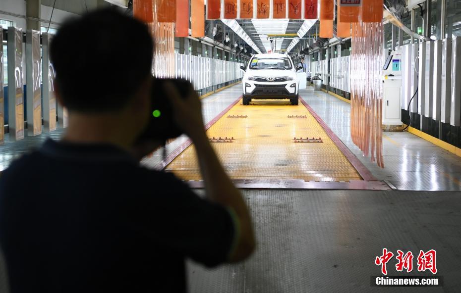 世界华人摄影家用镜头记录长沙制造