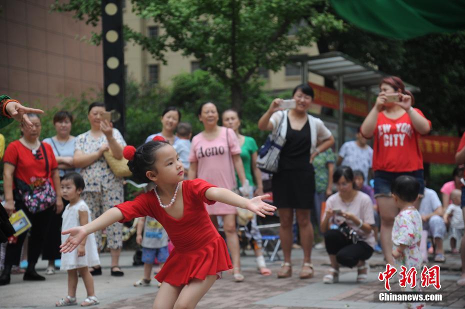 5岁小广场舞者与阿姨同场起舞引围观