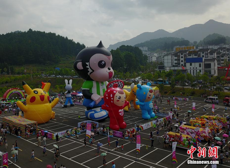 重庆高山国际巨型气球节 25米高“黑叶猴”亮相