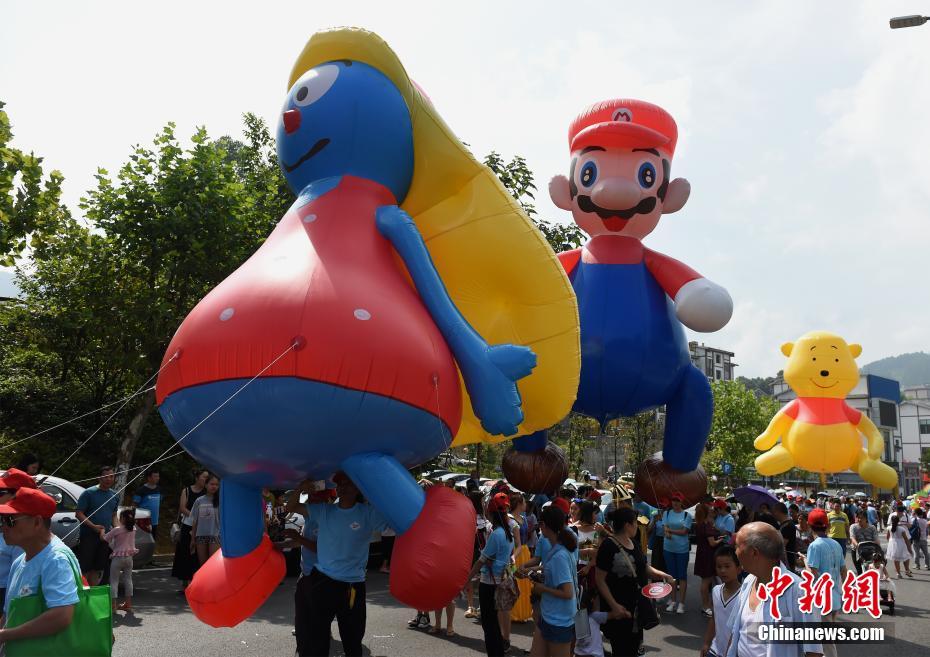 重庆高山国际巨型气球节 25米高“黑叶猴”亮相