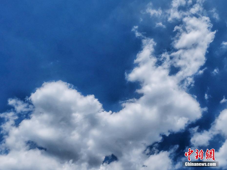 北京万里晴空白云“作画” 云朵呈现各种造型