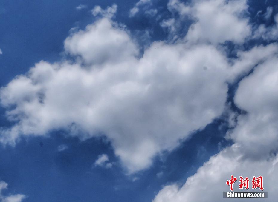 北京万里晴空白云“作画” 云朵呈现各种造型