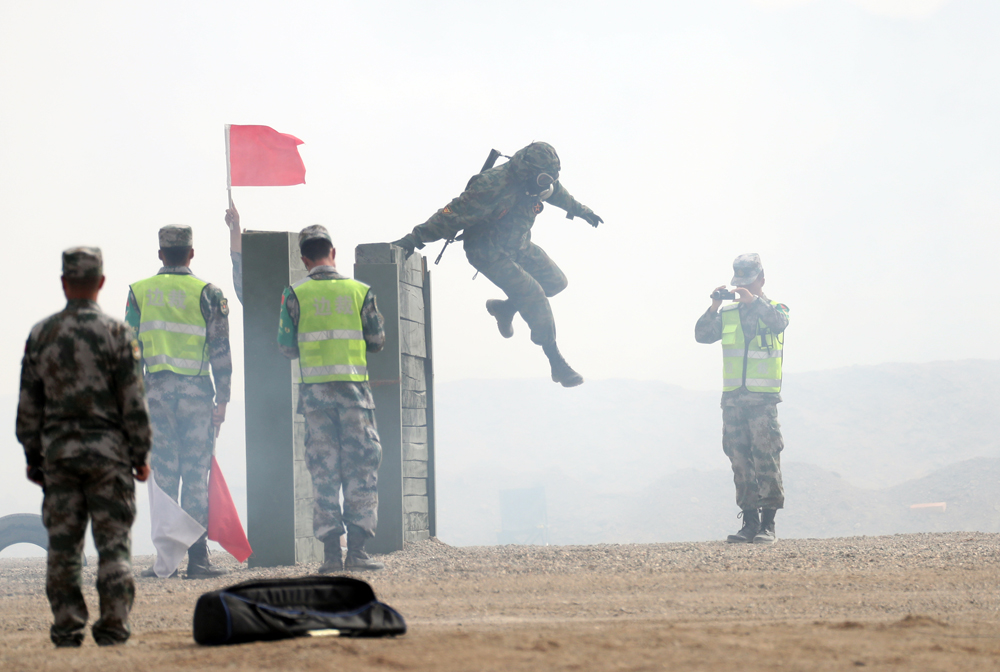 国际军事比赛“安全环境”接力赛新疆库尔勒上演