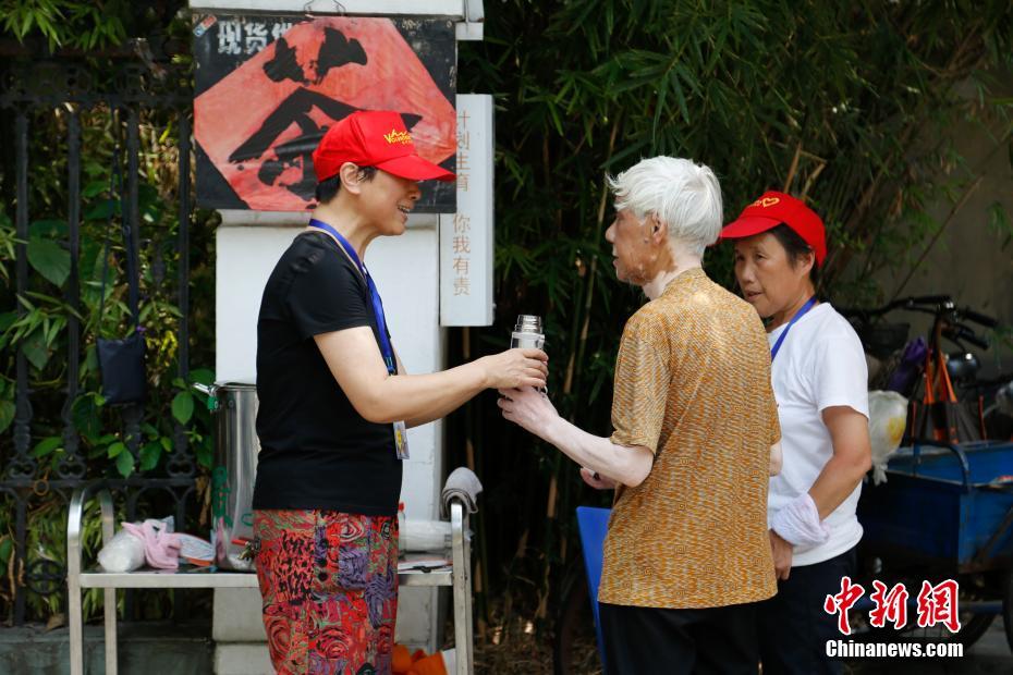 杭城最久远凉茶摊摆了40年 传承3代人