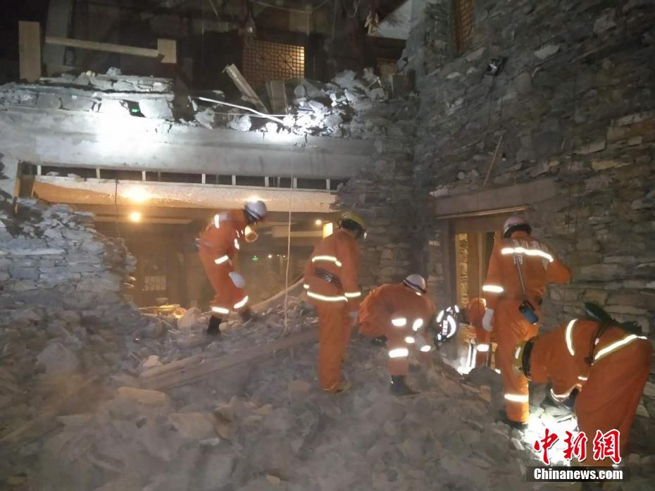 九寨沟地震 消防救援人员连夜展开救援