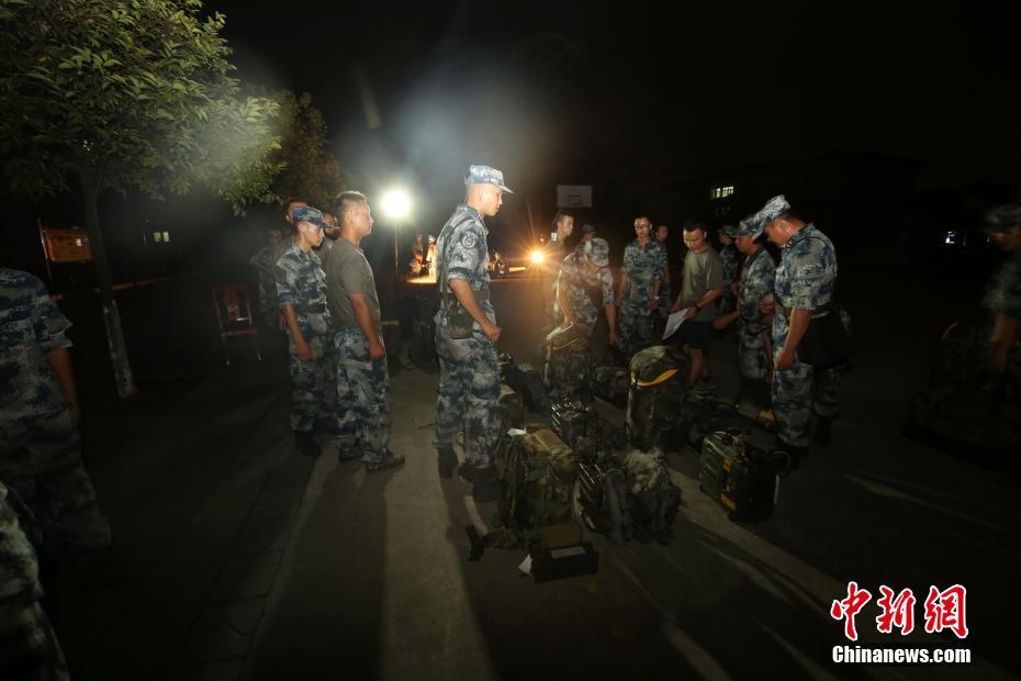 九寨沟地震 消防救援人员连夜展开救援