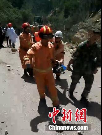 德阳消防突击队步行10余公里 搜索被困群众