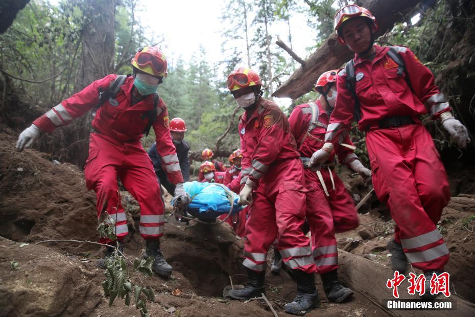 九寨沟地震见闻:蓝天白云下的安置点