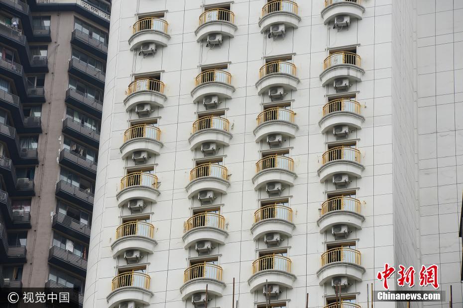 重庆一酒店安装空调 外墙如有百双“眼睛”