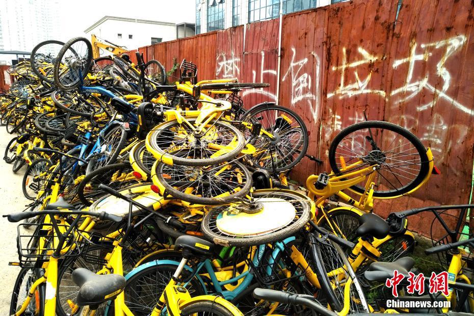 北京过剩共享单车堆积如山