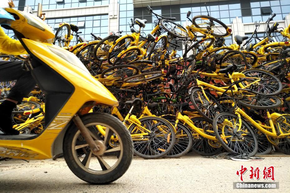 北京过剩共享单车堆积如山