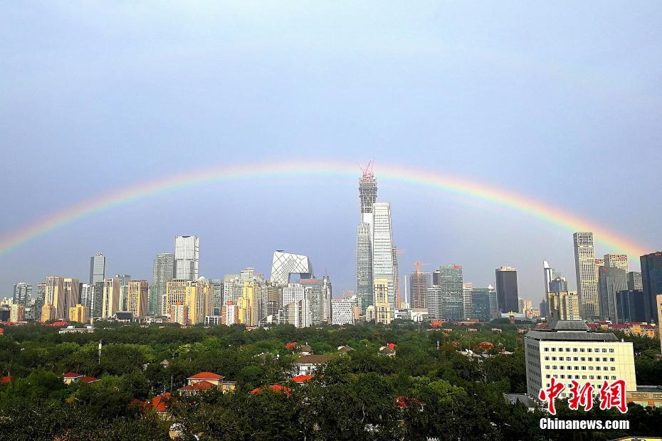 暴雨过后 京城上空现美丽彩虹