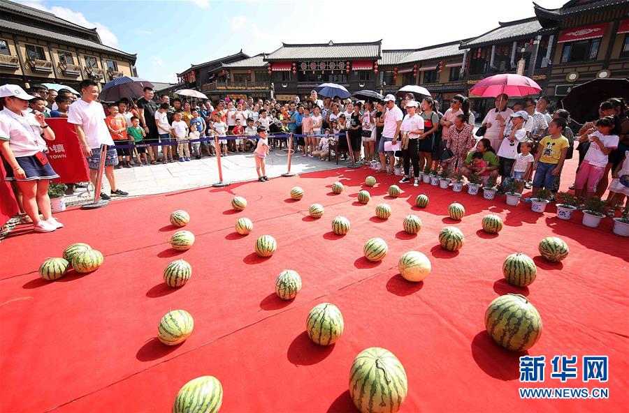 贵州丹寨举办趣味西瓜节