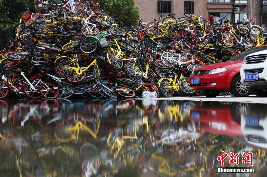 上海现共享单车“坟墓” 堆积如山场面壮观