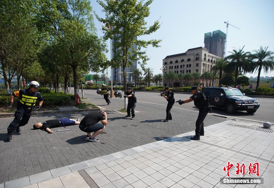 重庆警方开展反恐防暴演练