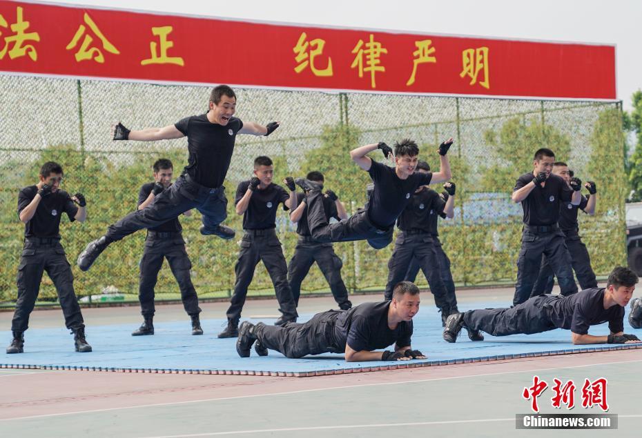 重庆警方开展反恐防暴演练