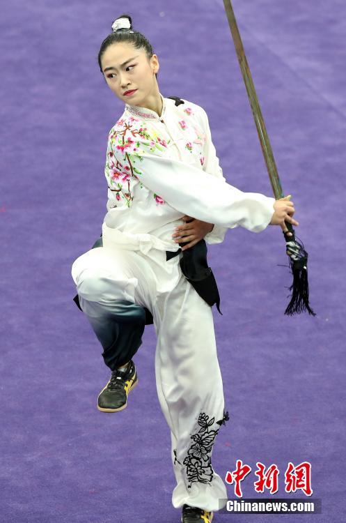 天津全运会上的“执剑美女”