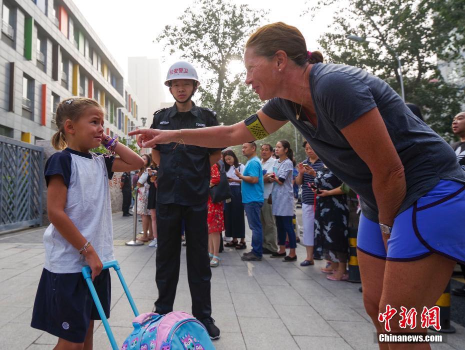 又到一年开学季 各地小学生开始校园生活