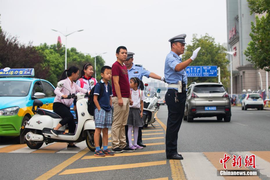 又到一年开学季 各地小学生开始校园生活