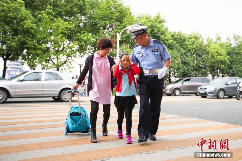 又到一年开学季 各地小学生开始校园生活