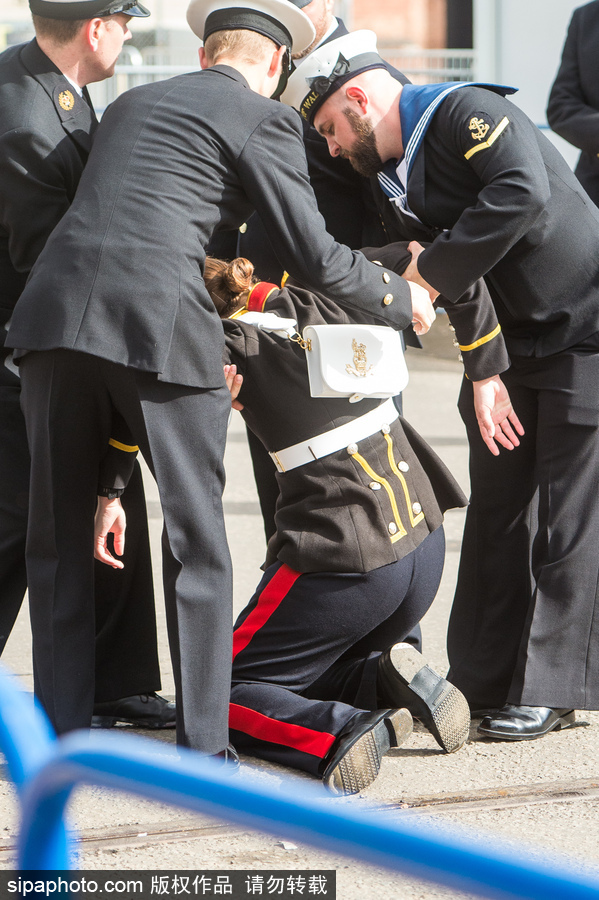 英国皇家海军航母命名仪式 一名海军乐队表演者现场晕倒