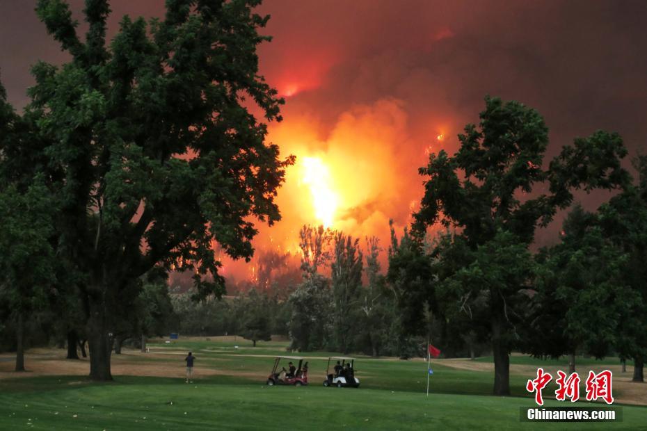 山火肆虐来袭 美国民众淡定打高尔夫