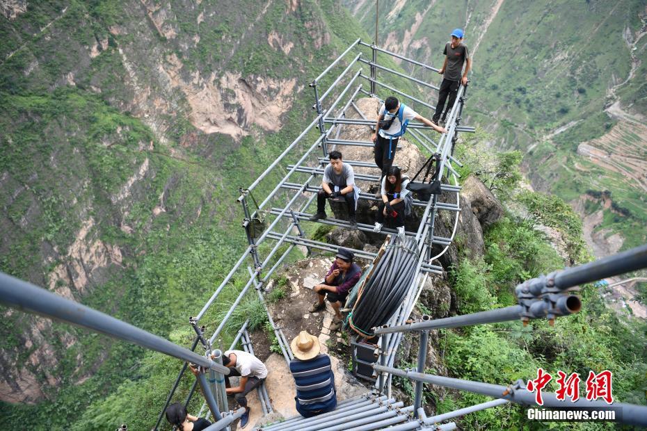 四川凉山悬崖村 通往外界的2556级“钢管天梯”