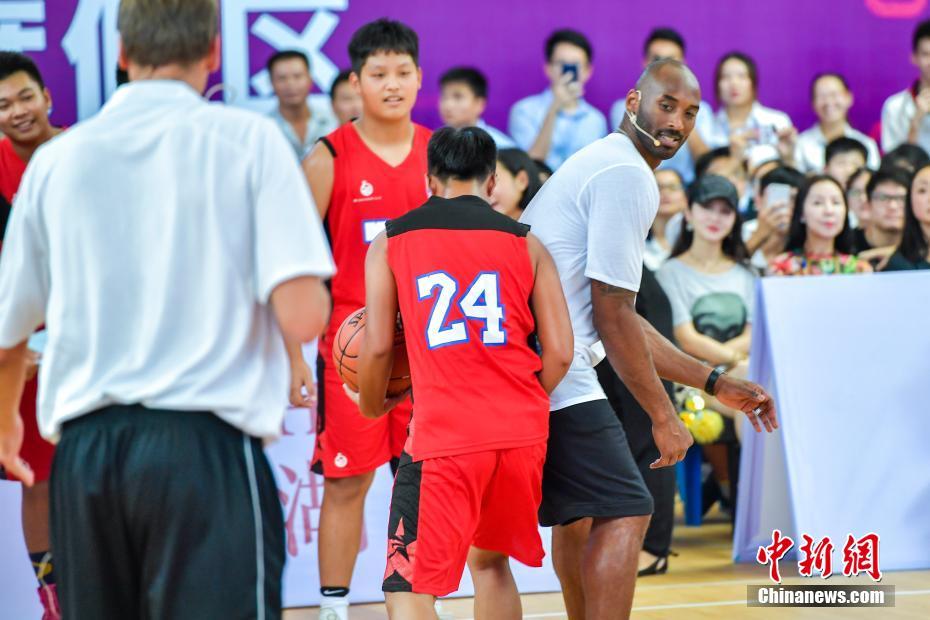 篮球巨星科比现身海口 指导青少年篮球爱好者