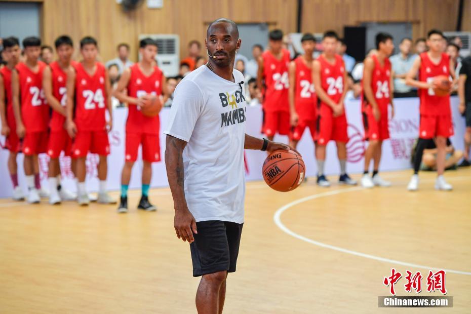 篮球巨星科比现身海口 指导青少年篮球爱好者训练