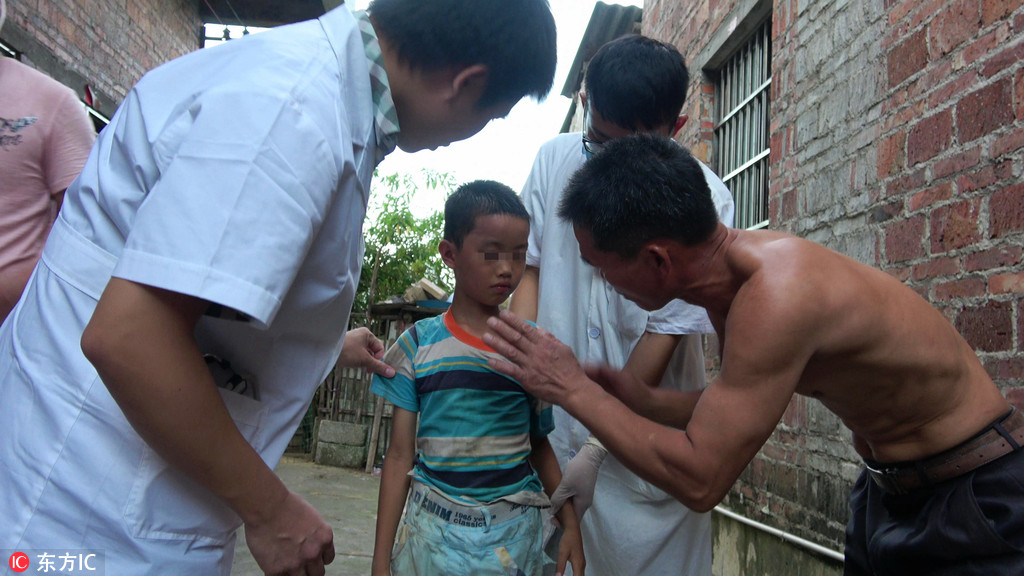 广西贵港“熊孩子”玩耍中被卡墙缝 消防撑墙救出