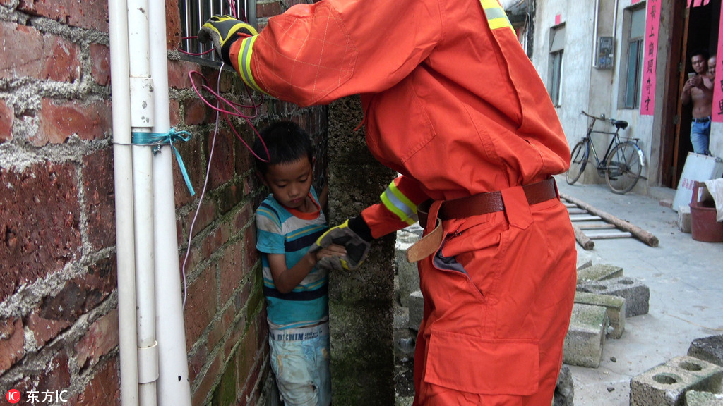 广西贵港“熊孩子”玩耍中被卡墙缝 消防撑墙救出