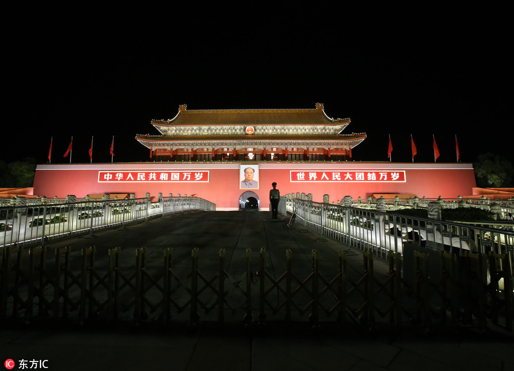 北京天安门广场“祝福祖国”大花篮灯火通明 喜迎十九大“璀璨”