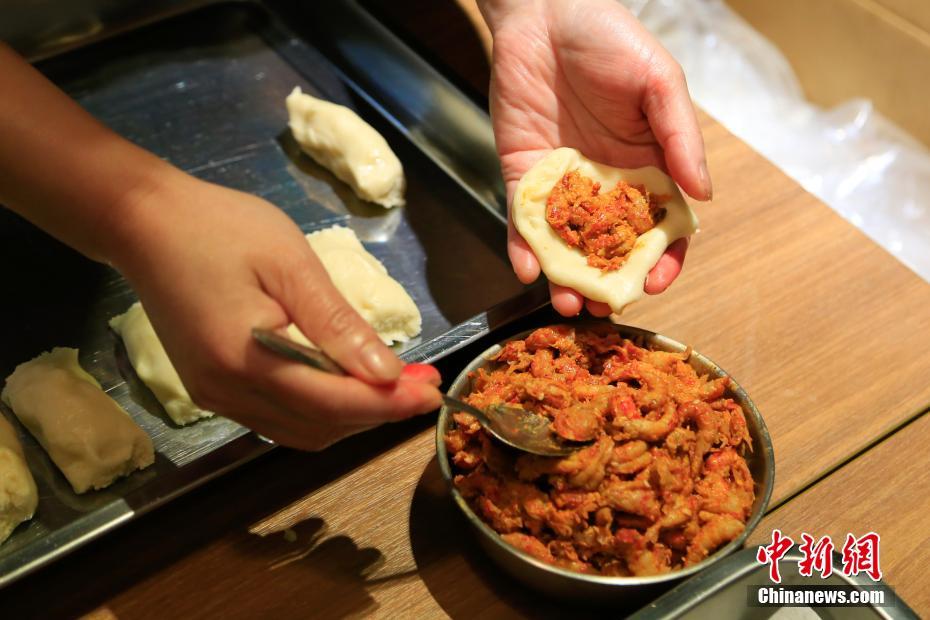 脑洞大开！杭州一餐厅推出小龙虾馅月饼