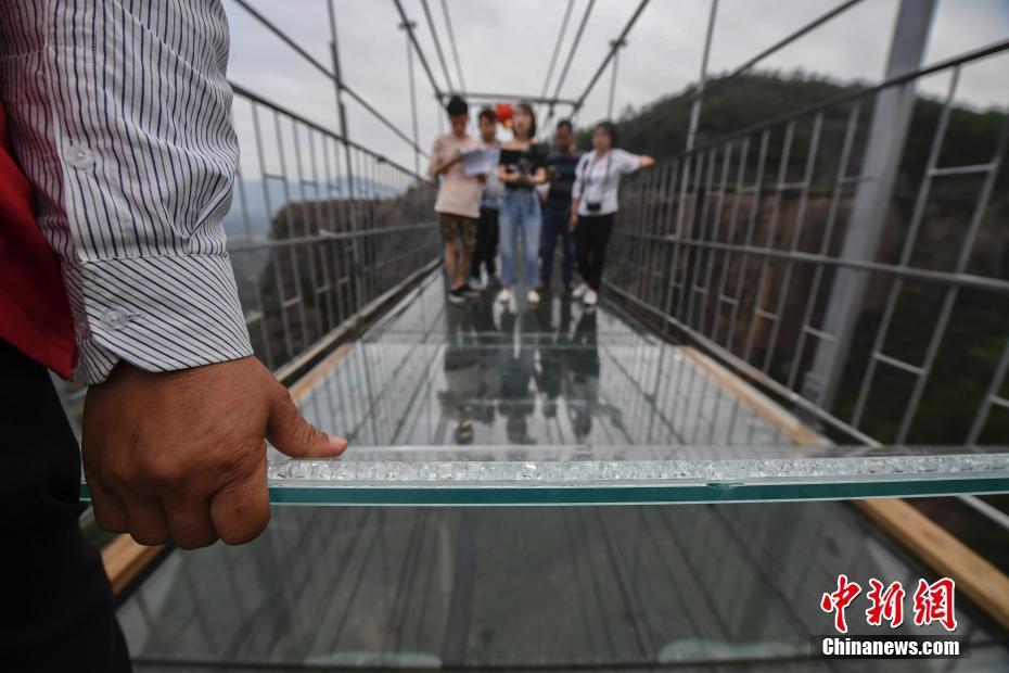 挖掘机碾压湖南平江玻璃桥测承重