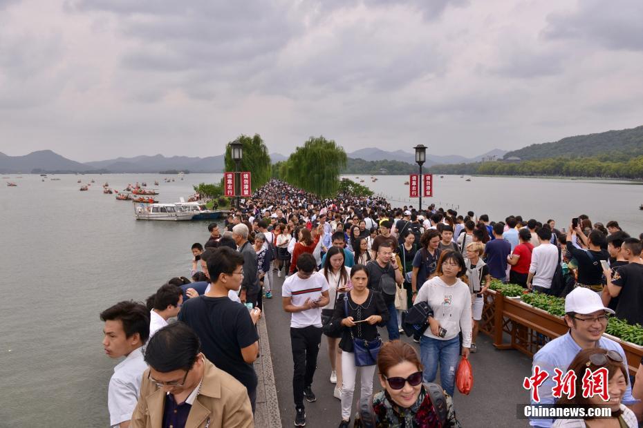 国庆假期杭州断桥再现“人桥”景观