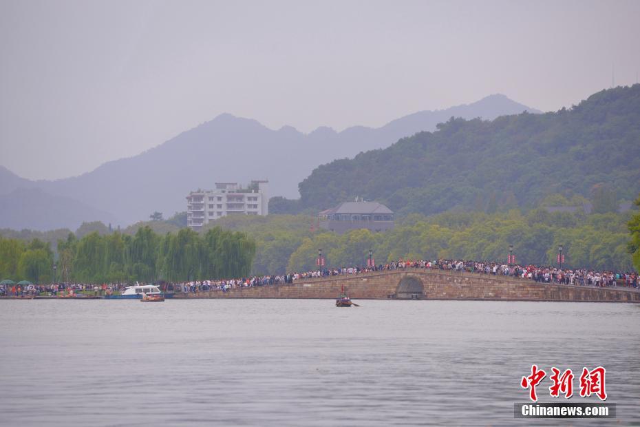国庆假期杭州断桥再现“人桥”景观