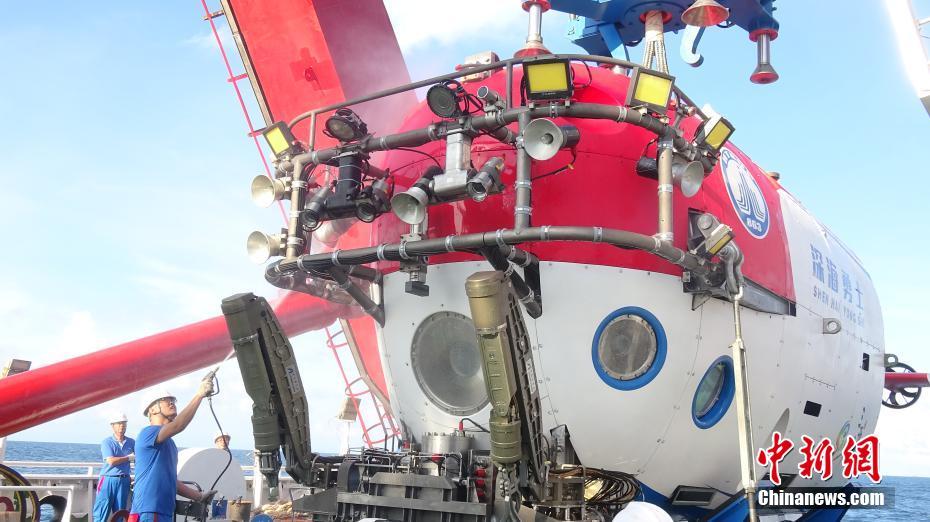 中国“深海勇士”号载人深潜试验圆满成功