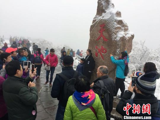 新疆天山天池瑞雪纷飞 游客风雪无阻赏雪景