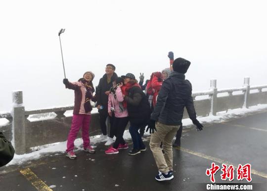 新疆天山天池瑞雪纷飞 游客风雪无阻赏雪景
