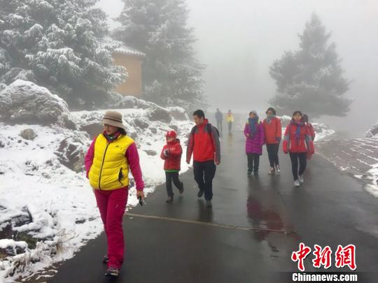 新疆天山天池瑞雪纷飞 游客风雪无阻赏雪景