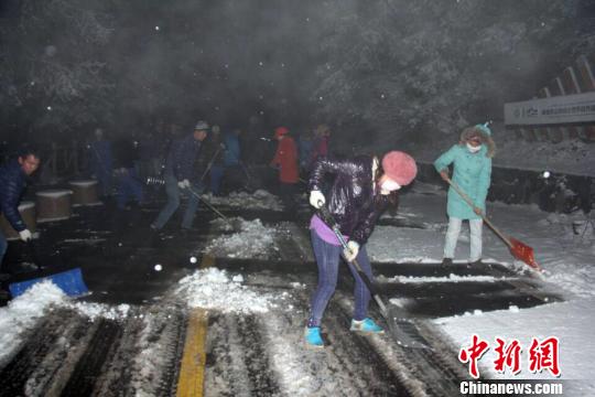 新疆天山天池瑞雪纷飞 游客风雪无阻赏雪景