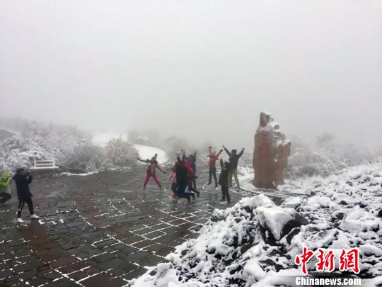 新疆天山天池瑞雪纷飞 游客风雪无阻赏雪景