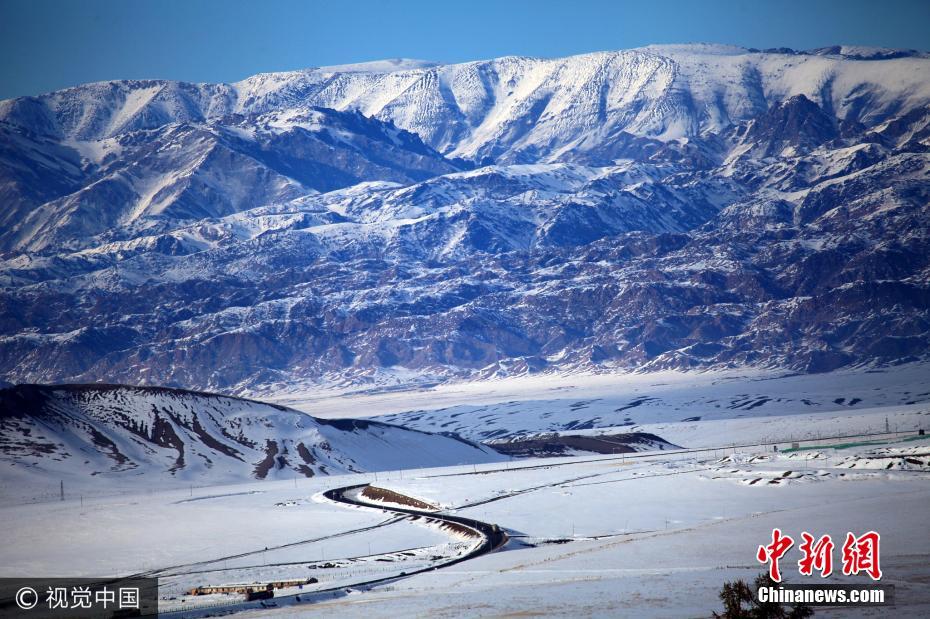 雪后S303省道成“最美”公路 如巨龙雪原上蜿蜒