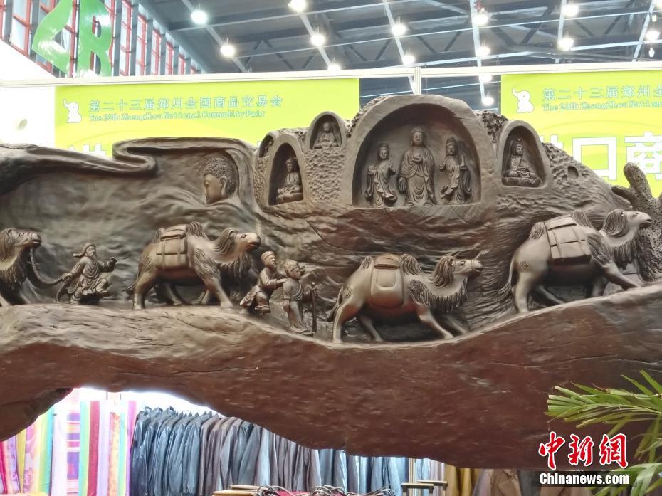 重达10吨乌木雕出“丝绸之路”盛景 手工雕琢耗时两年