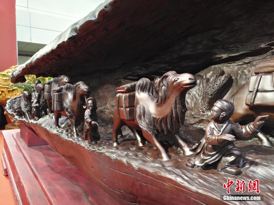 重达10吨乌木雕出“丝绸之路”盛景 手工雕琢耗时两年