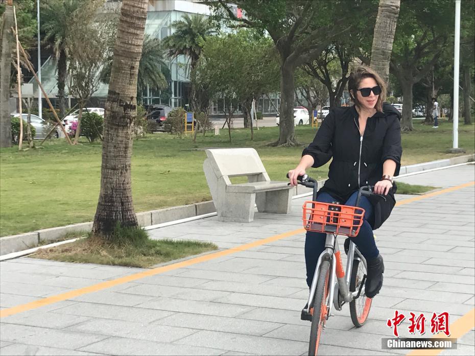 外国记者试骑共享单车 对中国创新经济印象深刻