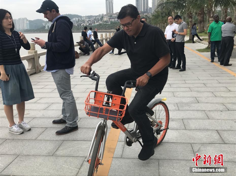 外国记者试骑共享单车 对中国创新经济印象深刻