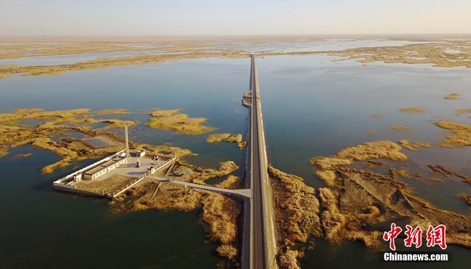 航拍新疆塔里木河生态输水场面壮观